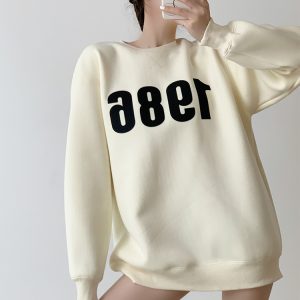 1986 Engraved Logo Printed Round Neck Sweatshirt for Women - Plush American Retro Oversized Top in Thick Fabric
