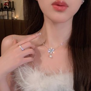 2024 Christmas Snowflake Pearl Necklace - High-End Winter Sweater Chain for Women, Exquisite Clavicle Accessory